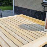 Tafel gedeeltelijk behandeld met Teak protector