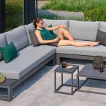 Life Outdoor Living Soho loungeset met een dame in de zon