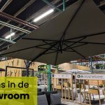 Jasmijn zweefparasol in onze showroom